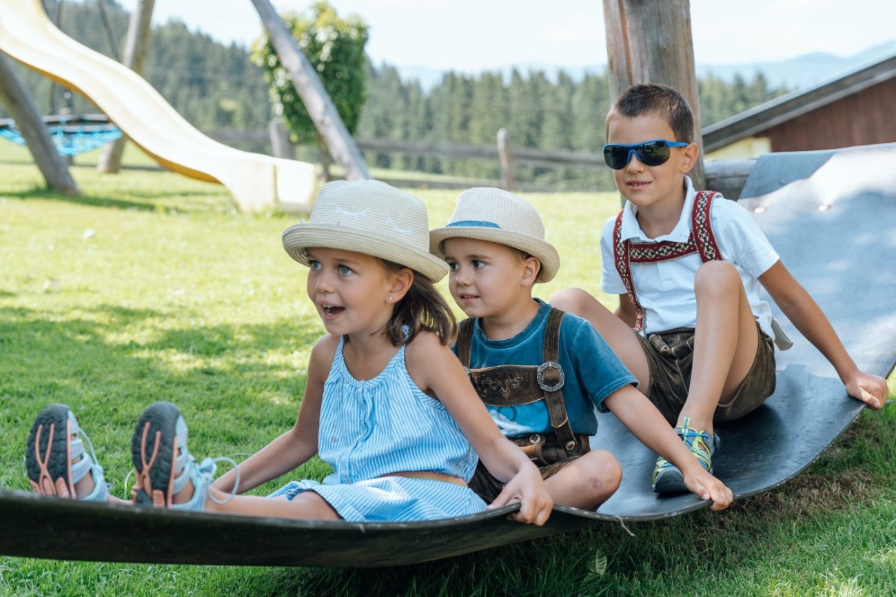 Kinder spielen im Freien im Pfingsturlaub am Hochkönig ©TVB_Hochkönig