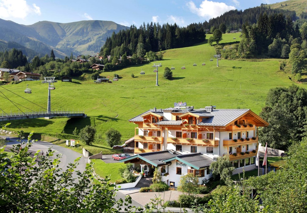 Das Hotel Bachschmied in Maria Alm im Sommer.