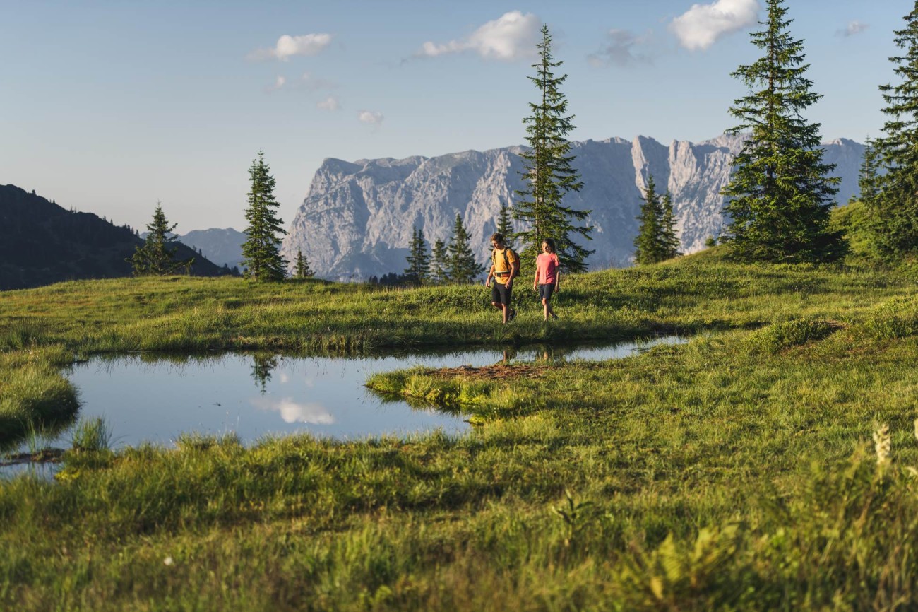 Paar genießt Wanderung am Hochköning, Salzburger Land. ©TVB Hochkönig