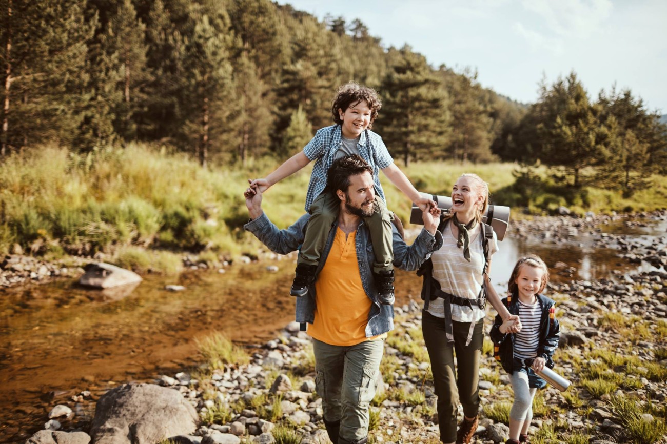Familie am Wandern im Familienurlaub am Hochkönig in Maria Alm. ©Shutterstock